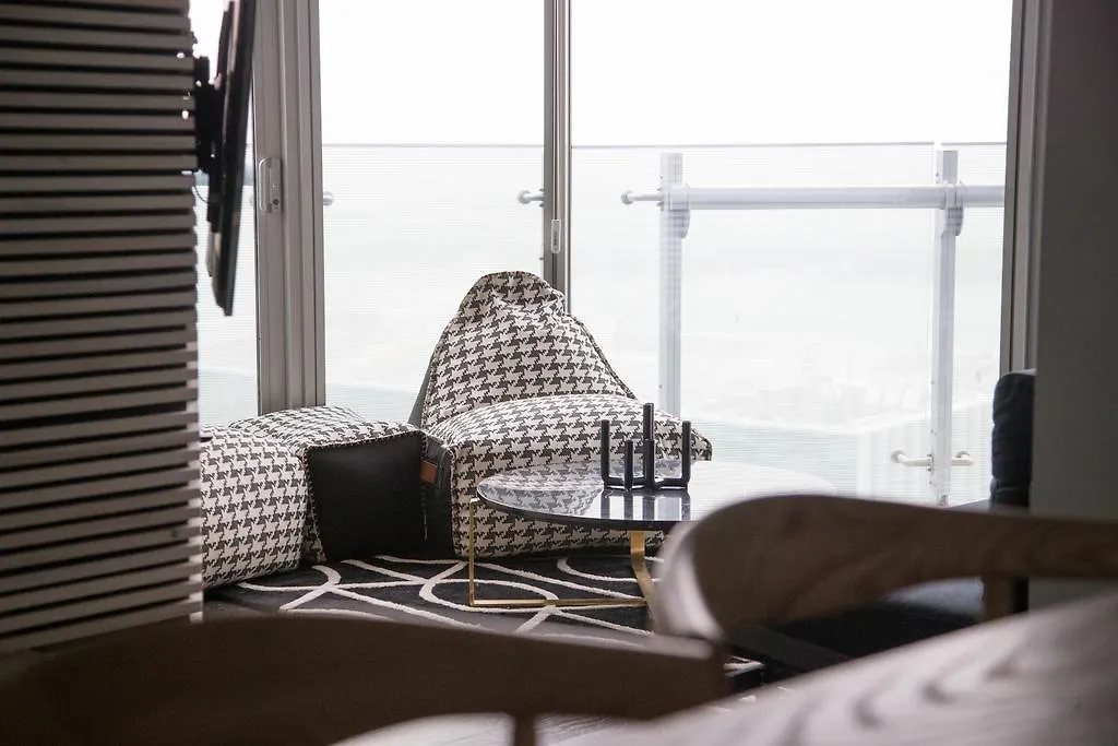 Applewood Suites - 3 Bdrm Luxury Lakeview Toronto
