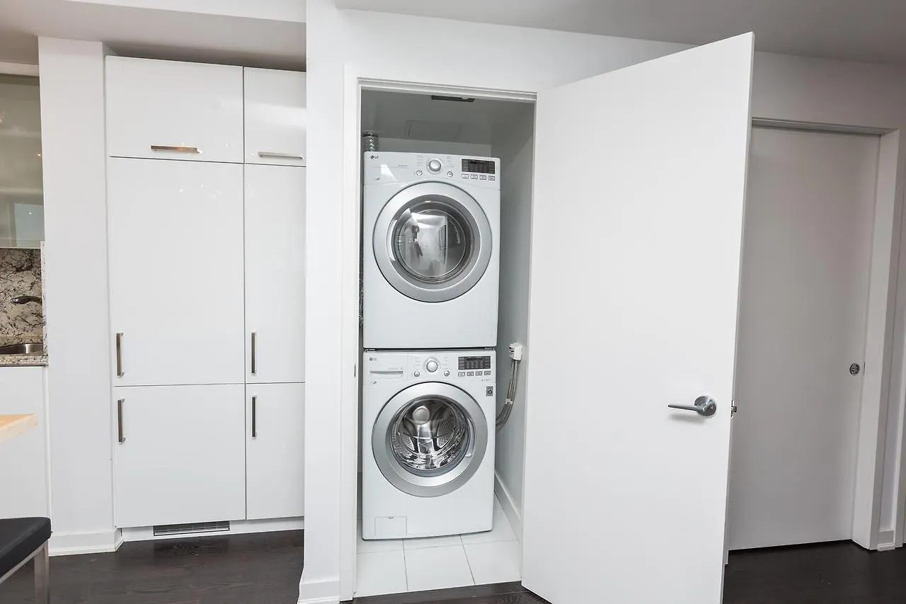 Applewood Suites - 3 Bdrm Luxury Lakeview Toronto 0*,  Canada