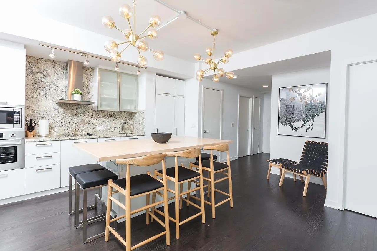 Applewood Suites - 3 Bdrm Luxury Lakeview Toronto Apartment