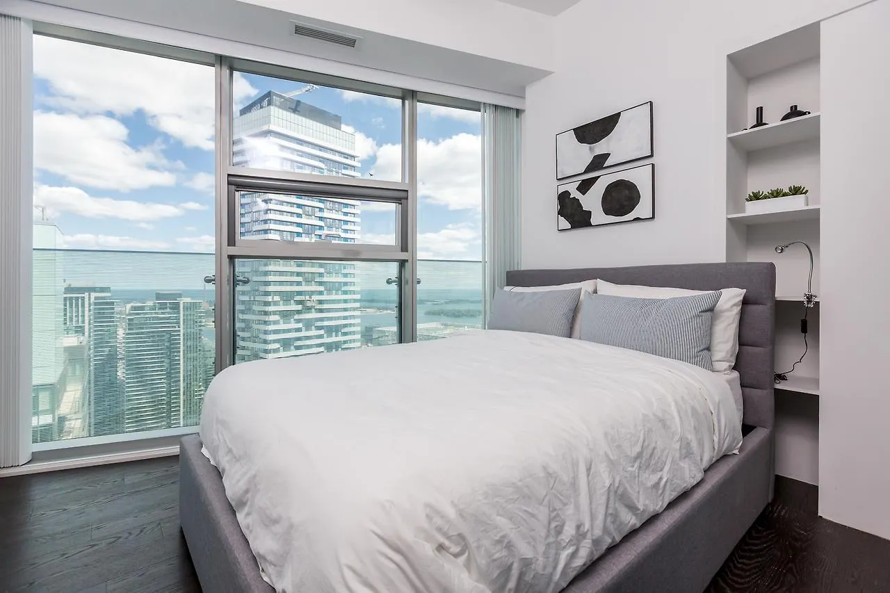 Applewood Suites - 3 Bdrm Luxury Lakeview Toronto Apartment