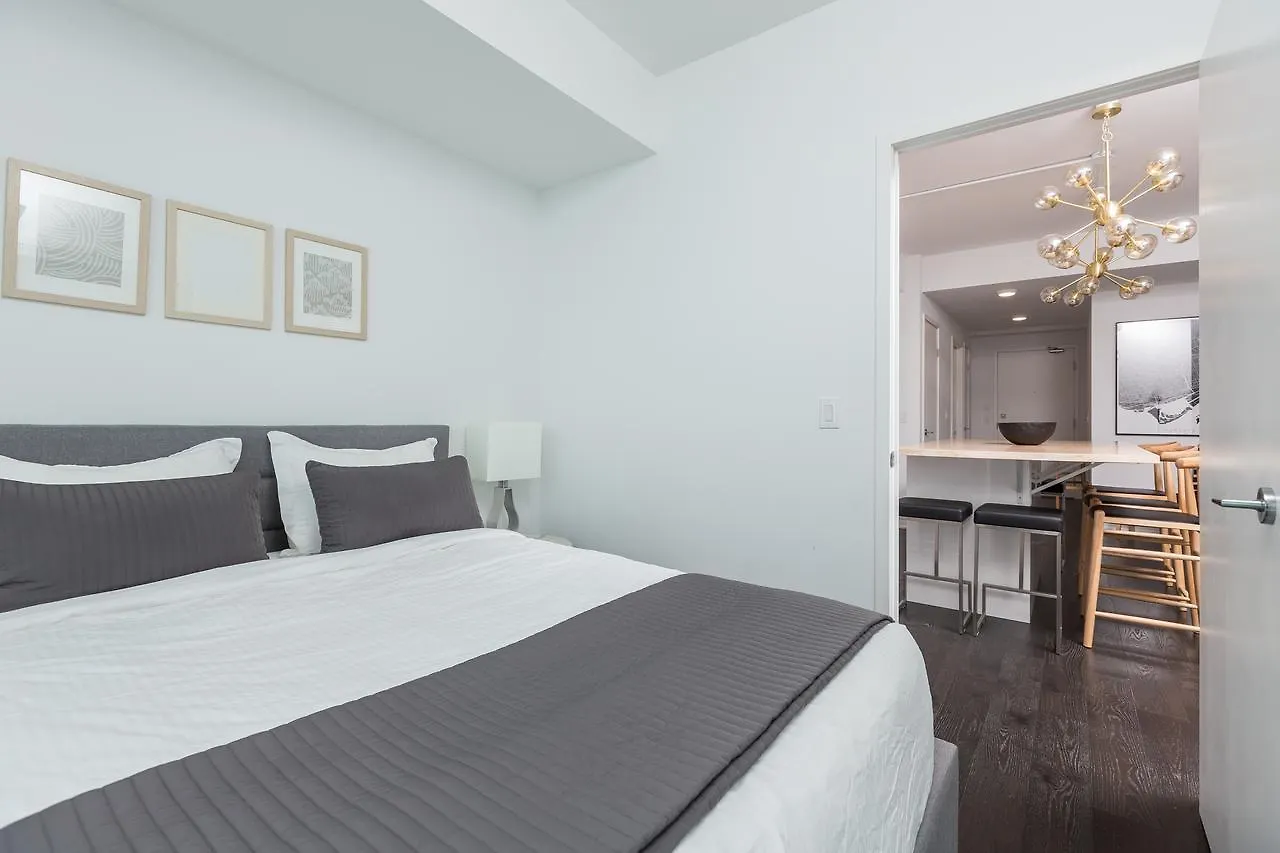 Applewood Suites - 3 Bdrm Luxury Lakeview Toronto Apartment