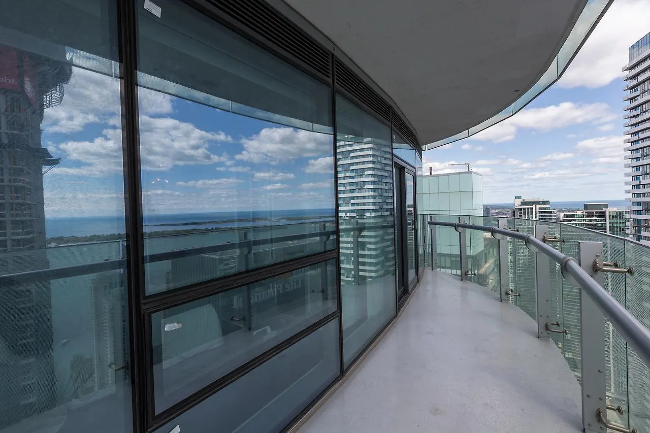 Applewood Suites - 3 Bdrm Luxury Lakeview Toronto