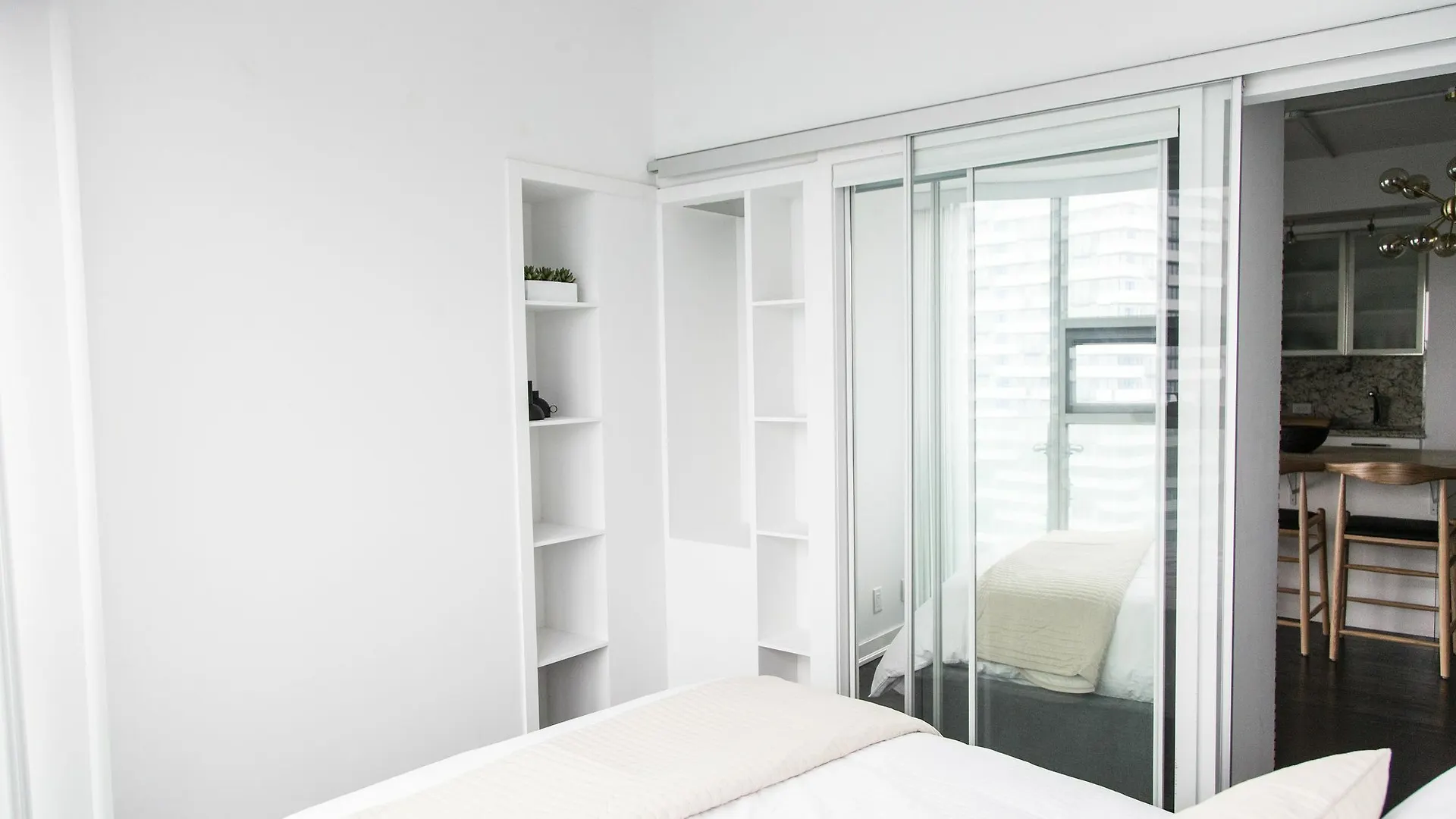 Applewood Suites - 3 Bdrm Luxury Lakeview Toronto Canada