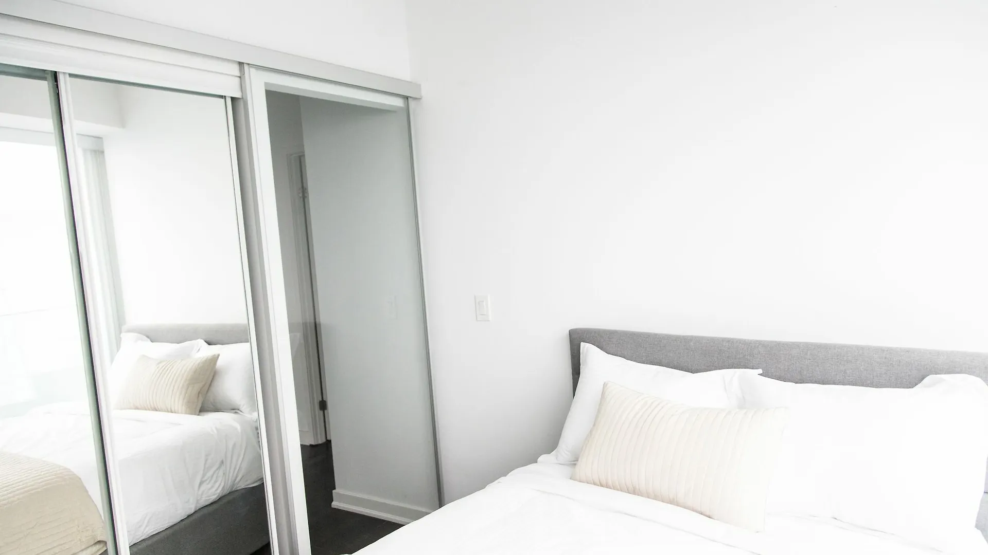 Apartment Applewood Suites - 3 Bdrm Luxury Lakeview Toronto Canada