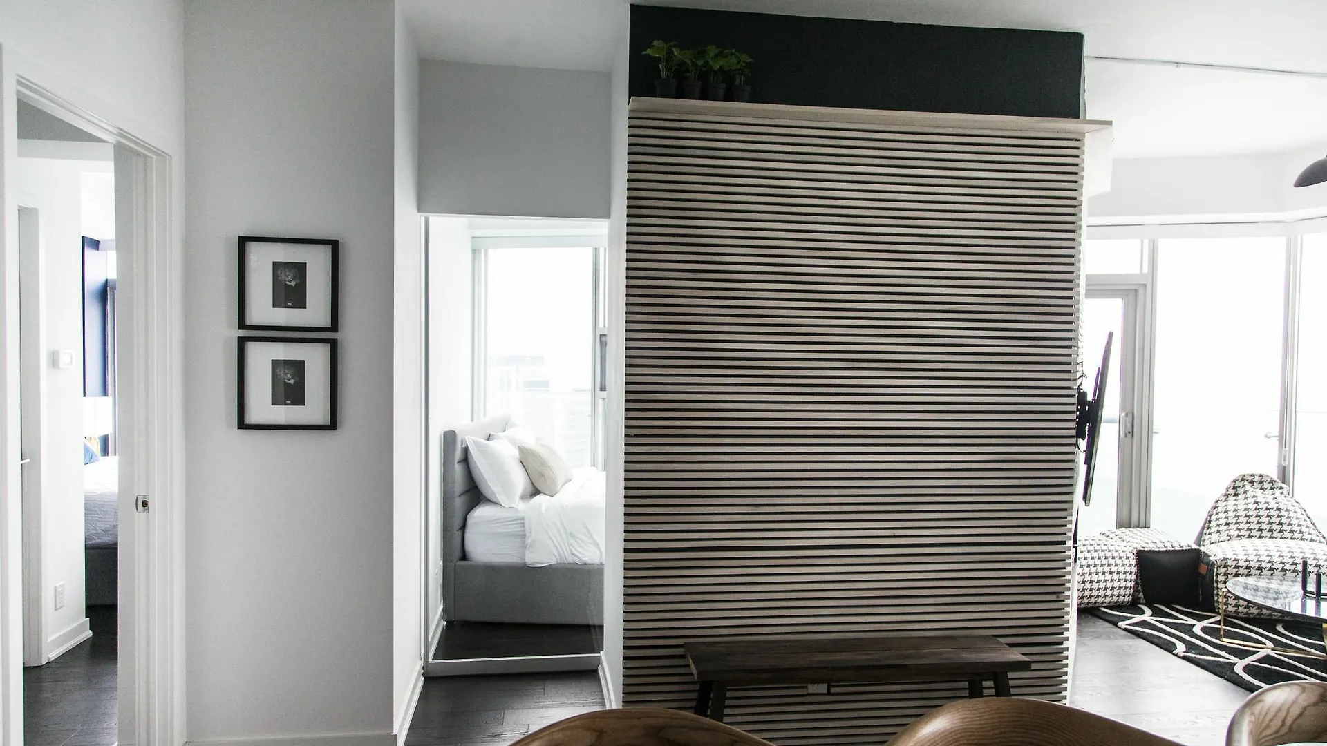 Applewood Suites - 3 Bdrm Luxury Lakeview Toronto