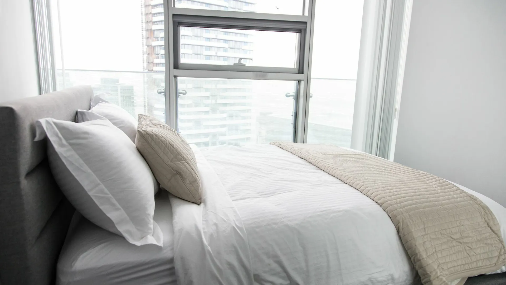 Apartment Applewood Suites - 3 Bdrm Luxury Lakeview Toronto