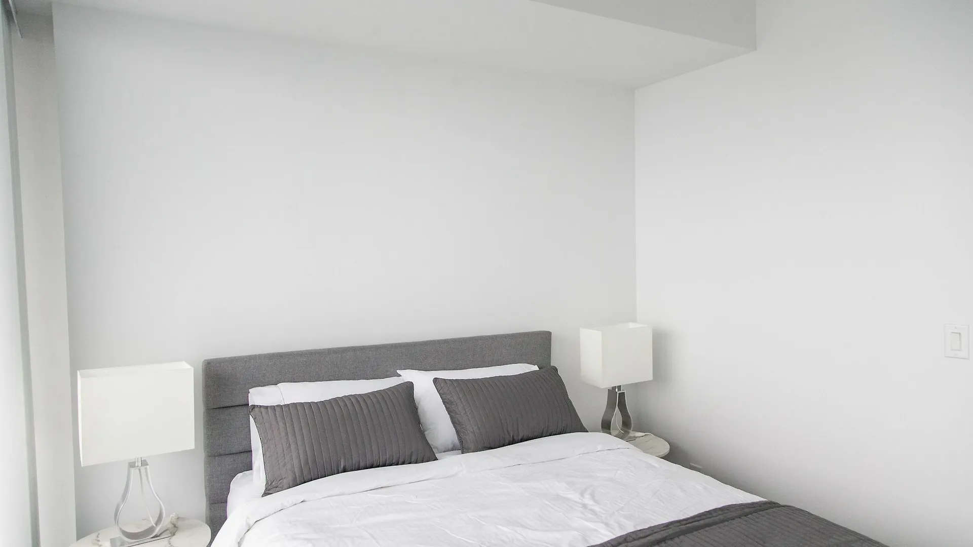 Apartment Applewood Suites - 3 Bdrm Luxury Lakeview Toronto Canada