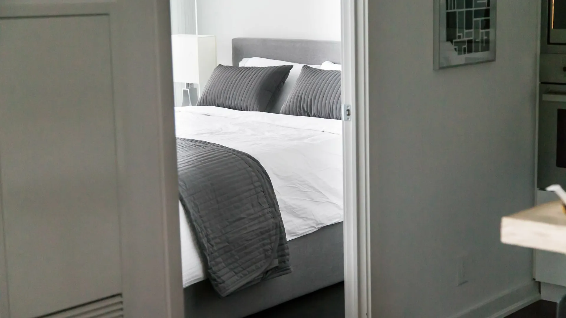 Applewood Suites - 3 Bdrm Luxury Lakeview Toronto