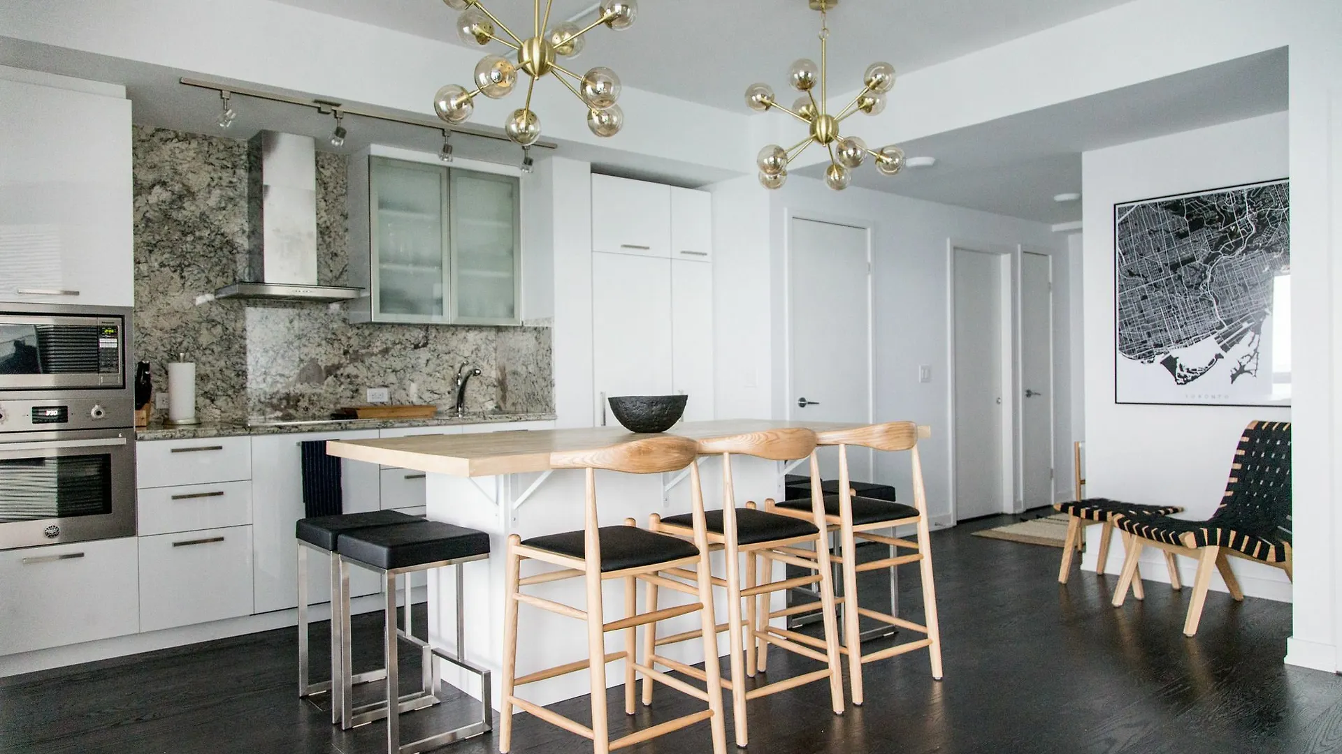 Applewood Suites - 3 Bdrm Luxury Lakeview Toronto Apartment