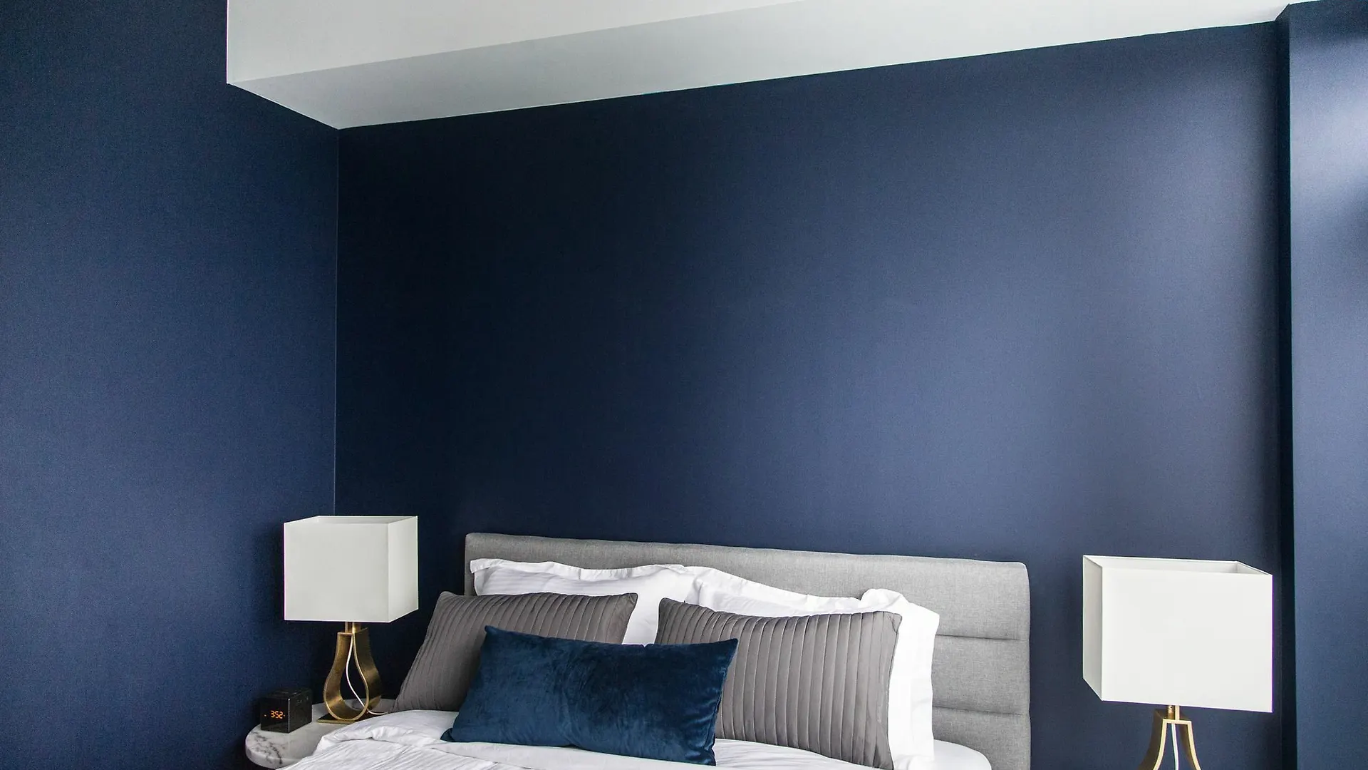 Applewood Suites - 3 Bdrm Luxury Lakeview Toronto Apartment